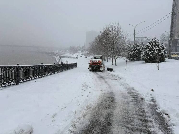 В Краснодаре за сутки обработали от гололеда более 450 километров дорог