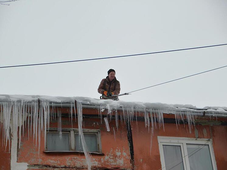 На крышах Твери ищут сосульки