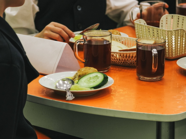В омских школах выявили серьёзную нехватку поваров