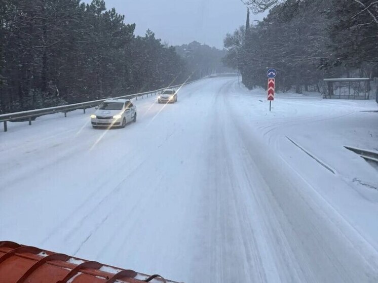 Трассу Ялта – Севастополь засыпало снегом