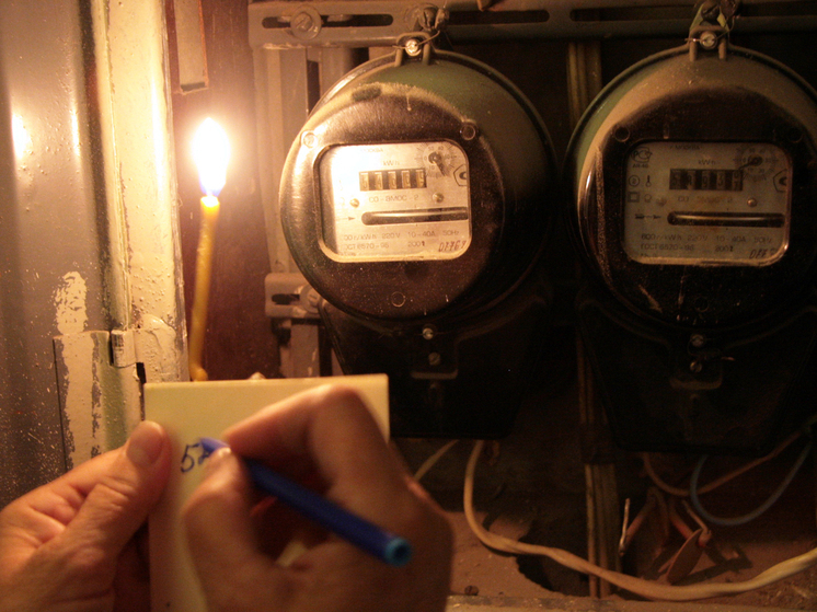 Житель Петербурга атаковал автомобиль коммунальной службы металлической трубой