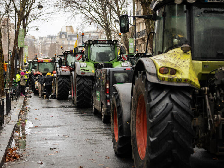 Тракторы в центре Парижа: протест фермеров против сделки с Южной Америкой