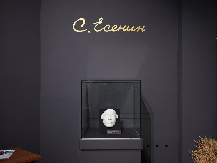 Выставка, посвященная 130-летию русского поэта Сергея Есенина, будет действовать в Государственном историческом музее Южного Урала до конца первой декады февраля. О том, почему в Челябинске, в котором поэт никогда не был, решили создать экспозицию о нем в нашем разговоре с одним из ведущих в стране есенинских летописцев — Алексеем Леонидовичем Казаковым, членом Союза писателей России.