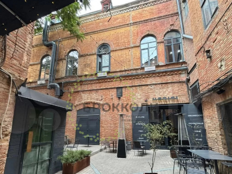 В историческом центре Ростова в здании 19 века под аренду пустили бар с летней площадкой