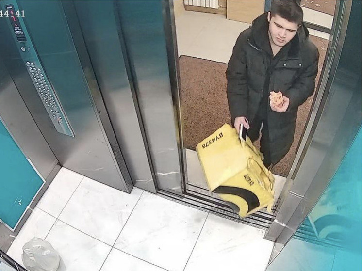В Новосибирске курьер «Яндекс.Доставки» попал на видео после кражи пакета из лифта