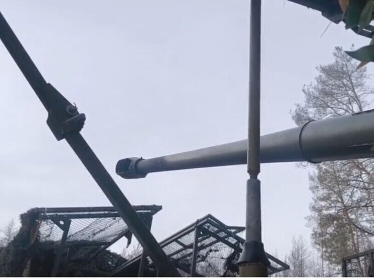 Один из расчетов самоходной артиллерийской установки «Мальва» 27-й отдельной мотострелковой бригады группировки «Запад» на днях уничтожил замаскированный опорный пункт ВСУ в Харьковской области