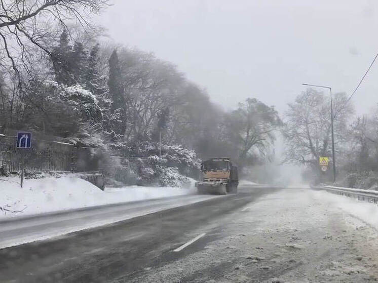На трассе «Джубга-Сочи» до границы с Абхазией ограничили движения грузового транспорта из-за снегопада