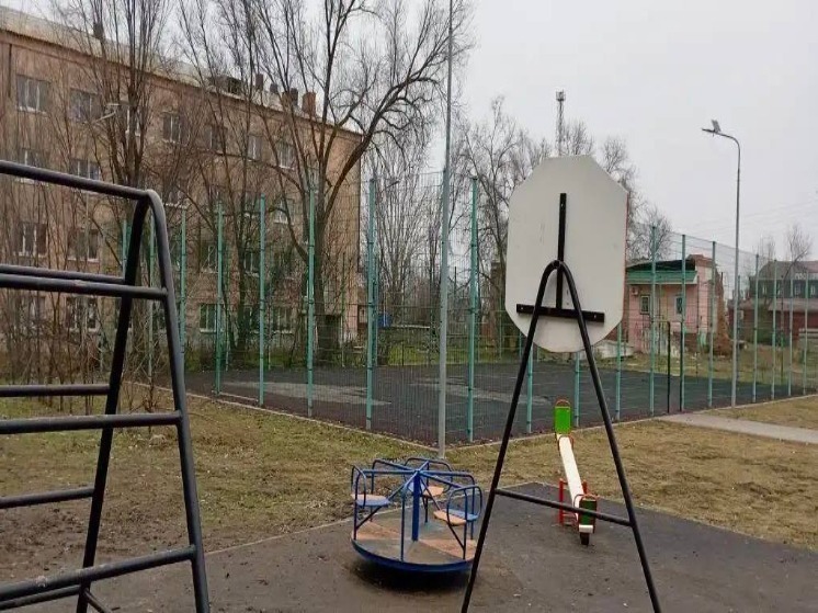 Под Астраханью вандалы разрушили детскую площадку спустя месяц после ремонта