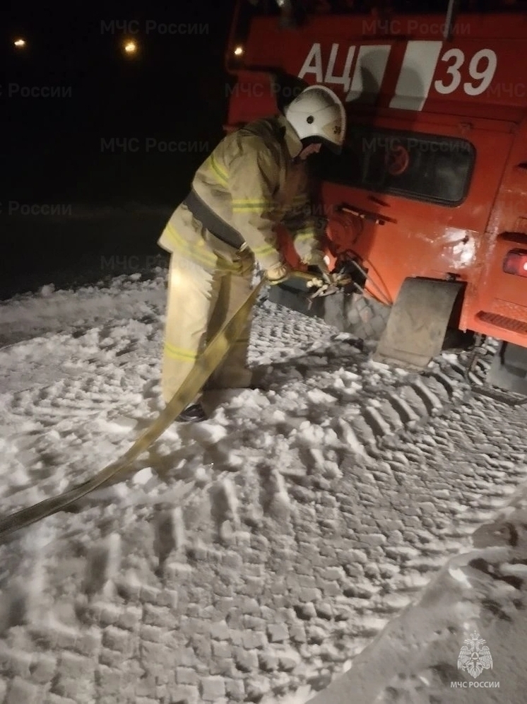 Автомобиль торговой сети застрял в поле в Орловской области
