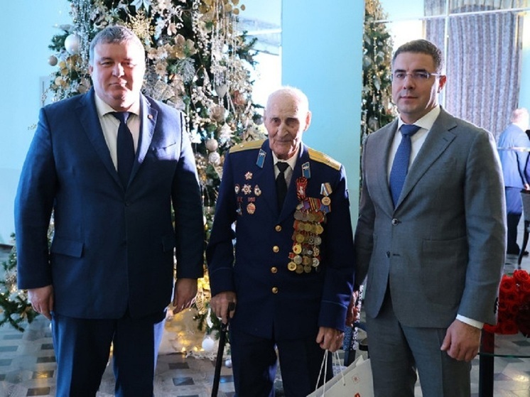 Алексей Эрк и Илья Беспалов поздравили Василия Алексеевича Денисова со 100-летним юбилеем