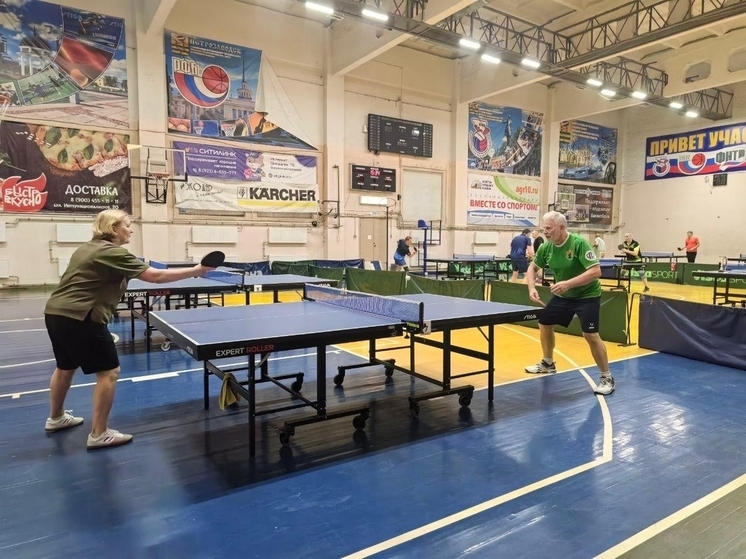 Ветераны показали молодым спортсменам, как играть в настольный теннис