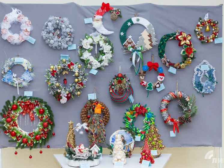 В Луганской Республиканской универсальной научной библиотеке имени Горького открылась масштабная новогодняя экспозиция