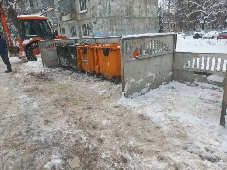 В Калуге расчищают контейнерные площадки