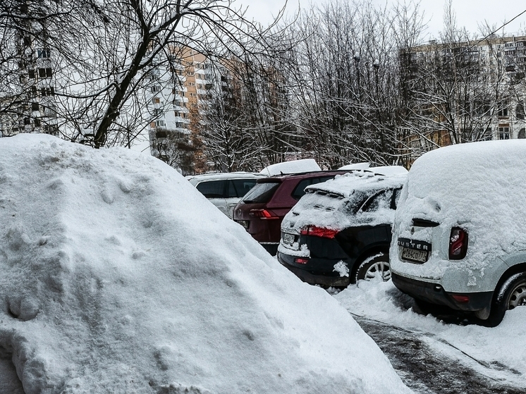 Москвичка отделалась легким сотрясением, упав в сугроб с четвертого этажа