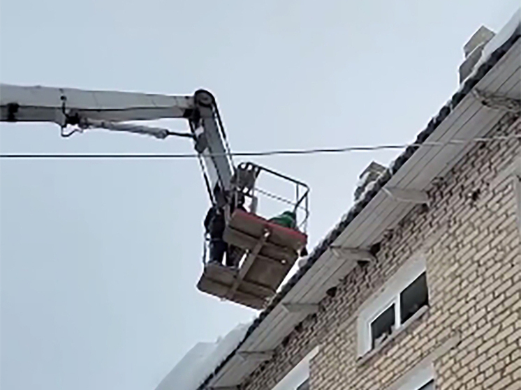 В Думиничах активно чистят крыши от снега