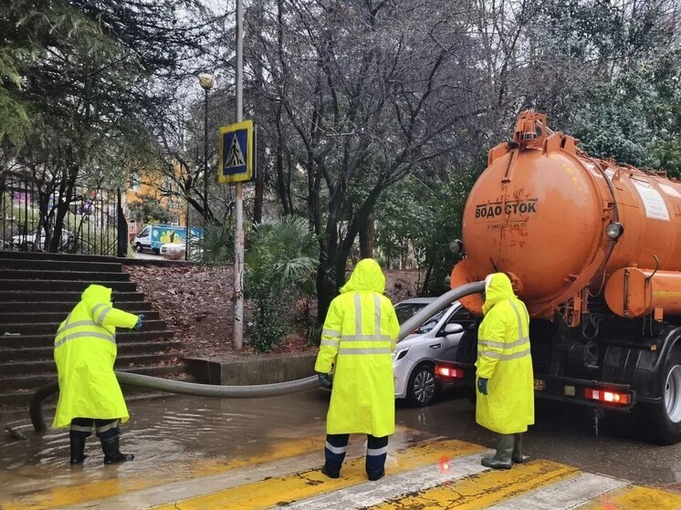 Коммунальщики Сочи усилили работу из-за сильных осадков на курорте