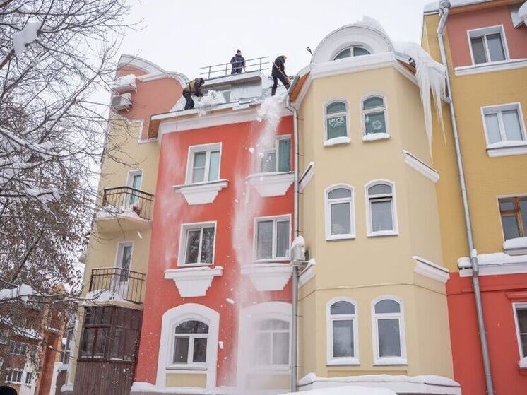 Борьба с сосульками в Кирове: УК отчитываются за очистку крыш