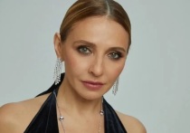 Олимпийская чемпионка по танцам на льду и продюсер ледовых шоу Татьяна Навка опубликовала редкое семейное фото. Экс-партнерша Романа Костомарова сфотографировалась с мужем-политиком Дмитрием Песковым и их общей дочерью Надеждой.