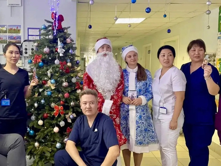 Первые Калмыкии поздравили медиков с праздниками