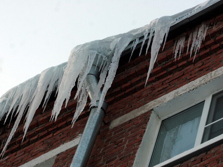  В Нижегородской области возбуждено уголовное дело после падения сосулек на прохожую
