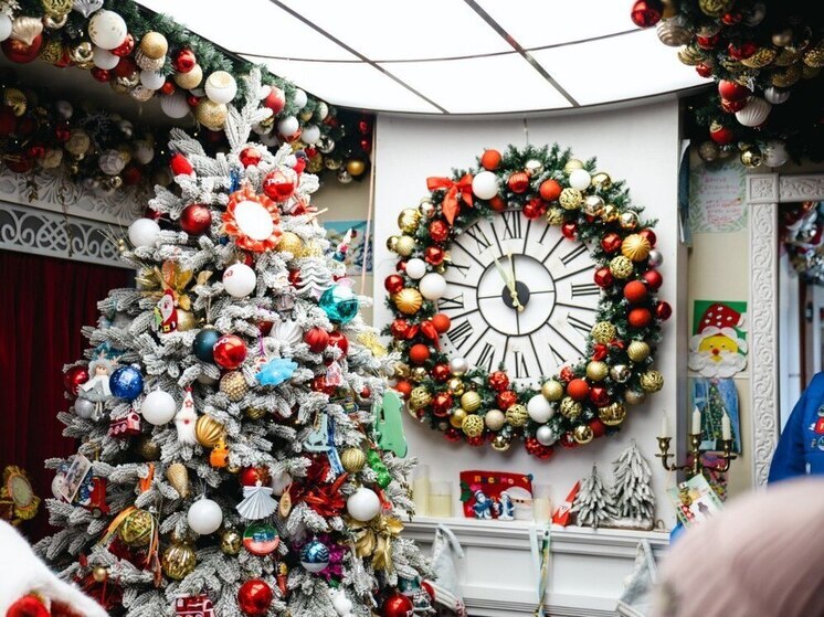 По народному календарю 14 января 2025 года отмечается Васильев день, более известный как Старый Новый год. Православная церковь в эту дату вспоминает святителя Василия Великого (Кесарийского) — архиепископа IV века, выдающегося богослова, автора проповедей и создателя идеи иконостаса. Праздник в его честь начинается накануне, 13 января, с Васильева вечера (Щедреца).