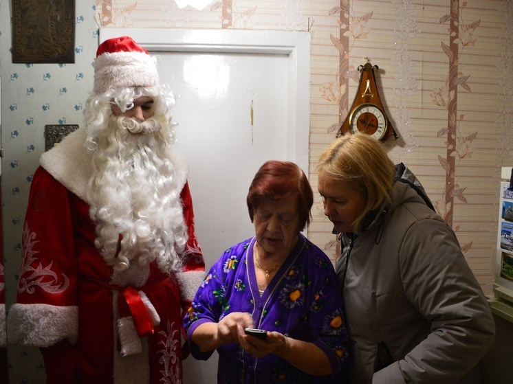 В Гаспре поздравили с Новым годом и Рождеством уважаемую жительницу, бывшую узницу нацистских концлагерей и общественную активистку Татьяну Иванову. В гости к ней пришли представители местной власти и общественных организаций.