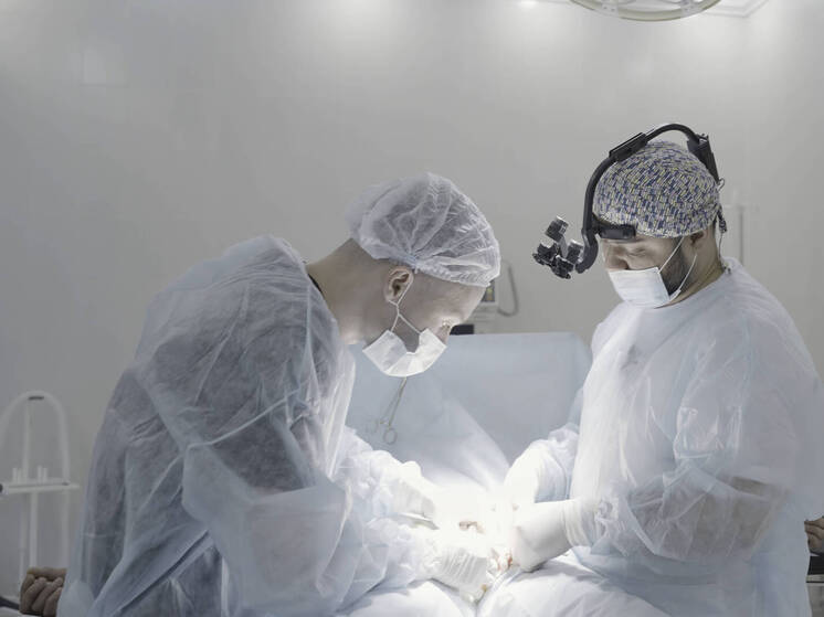 Врачам пришлось восстанавливать сухожилие девочке, столкнувшейся со стеклянным шкафом