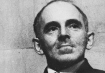 Главные события празднования дня рождения поэта в Москве 14 января состоятся на Тверском бульваре, у мемориальной доски на доме рядом с Литинститутом, где на черном фоне, напоминающем одновременно египетский крест и страшную тень человека без рук, высечены слова: «Осип Эмильевич Мандельштам жил в этом доме в 1922–1923-м и в 1932–1933 годах»