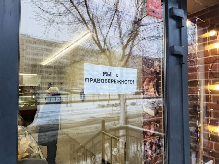 Чуть больше месяца прошло с пожара, уничтожившего Правобережный рынок. Сейчас здание и прилегающую территорию обнесли забором. Корреспондент «МК в Питере» посмотрел, как выглядит место сейчас, и поговорил с предпринимателями о том, как закрытие рынка и вступление в силу новых законов повлияло на их бизнес.