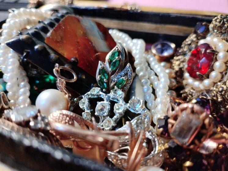 Сын украл и сдал украшения матери в ломбард