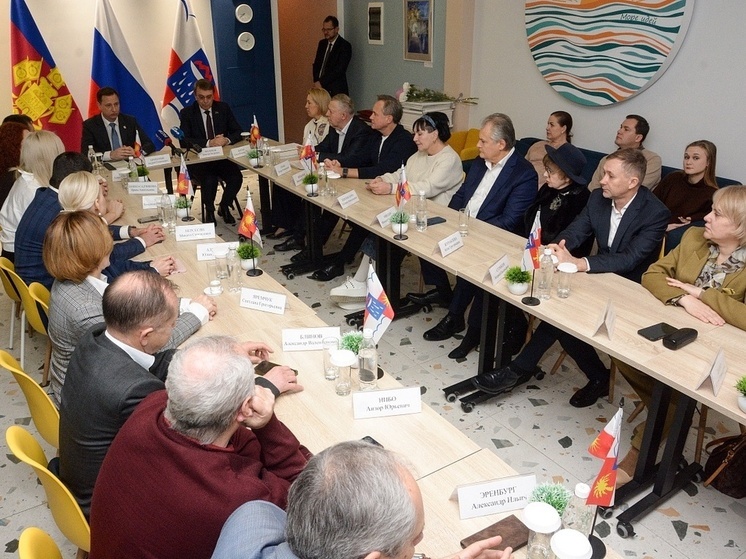 Мэр Сочи Прошунин поздравил журналистов с Днем российской печати и вручил работникам СМИ награды