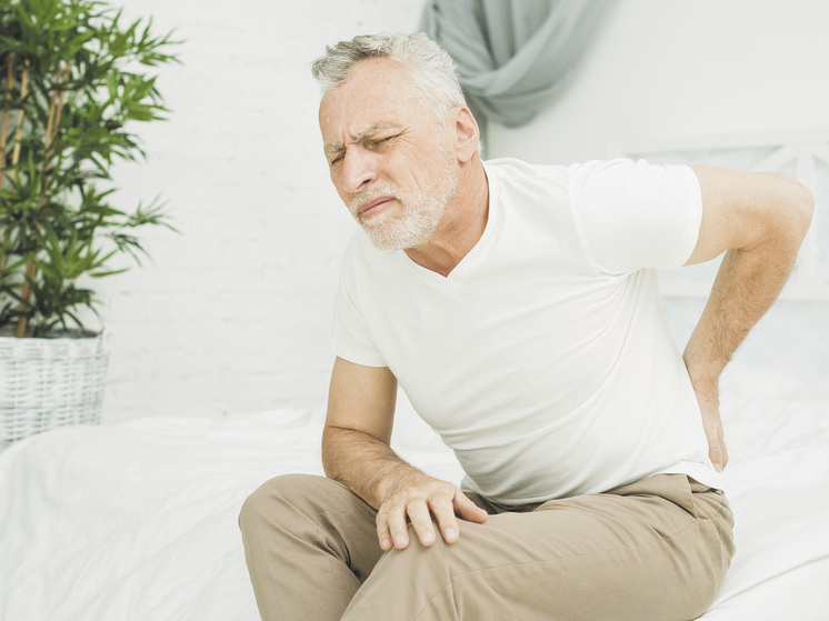 Врач-анатом Гурин рассказал, как снизить риск болей в спине зимой