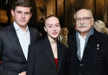 Никита Михалков, как известно, богатый дедушка: у него уже есть не только внуки, но и правнуки. Дочка сына Артема чуть больше года назад стала мамой. Наташа Михалкова вышла замуж за бизнесмена и военного Артема Степаненко и родила сына, которого назвали Михаилом. Ну а «МК» удалось пообщаться с молодой мамой, которая рассказала, как ей живется в новом статусе и как поживает ее годовалый малыш. 
