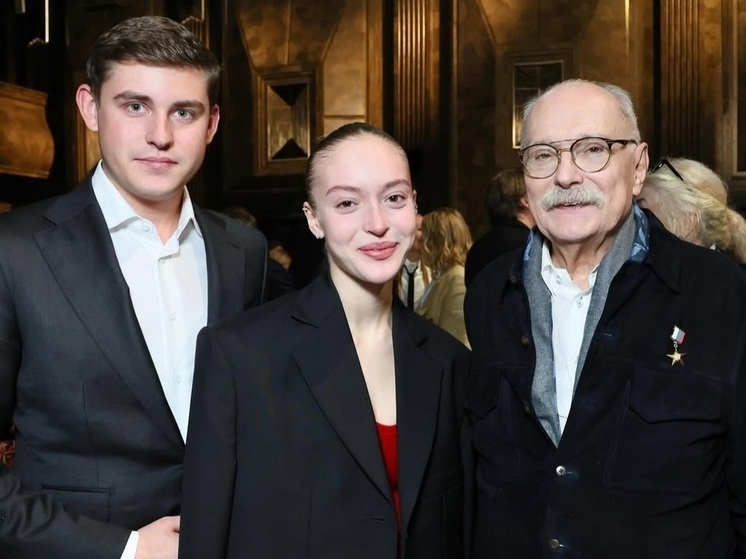 Никита Михалков, как известно, богатый дедушка: у него уже есть не только внуки, но и правнуки. Дочка сына Артема чуть больше года назад стала мамой. Наташа Михалкова вышла замуж за бизнесмена и военного Артема Степаненко и родила сына, которого назвали Михаилом. Ну а «МК» удалось пообщаться с молодой мамой, которая рассказала, как ей живется в новом статусе и как поживает ее годовалый малыш. 
