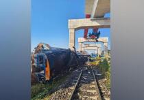 По меньшей мере 22 человека погибли в результате падения строительного крана на поезд в Таиланде