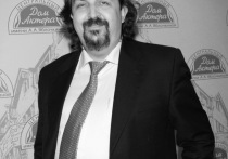 Заслуженный артист РФ, ректор Школы-студии МХАТ Игорь Золотовицкий скончался в возрасте 64 лет после продолжительной борьбы с онкологическим заболеванием. Его смерть стала тяжелой утратой для российского театра, кинематографа и системы театрального образования.