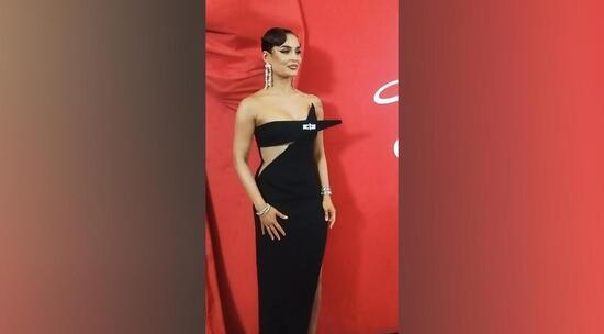 Севиль в потрясающем черном платье со шлейфом