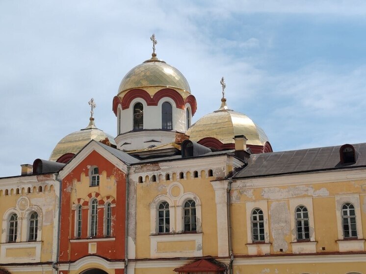 По народному календарю 15 января 2026 года отмечается Куриный праздник. Православная церковь в этот день вспоминает святого Сильвестра. Папа римский Сильвестр I жил в IV веке и прославился сотворённым чудом. Согласно легенде, он изловил морского змея Левиафана и предотвратил тем самым конец света.