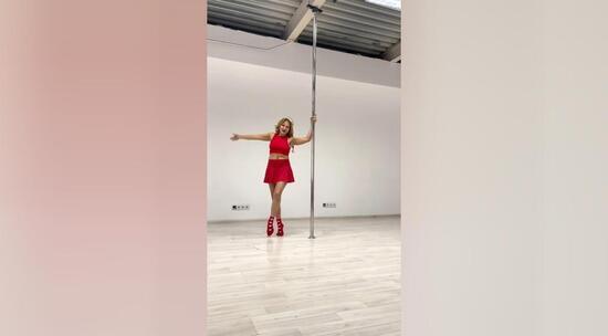 Поздравление с пилона от Елены Старостиной