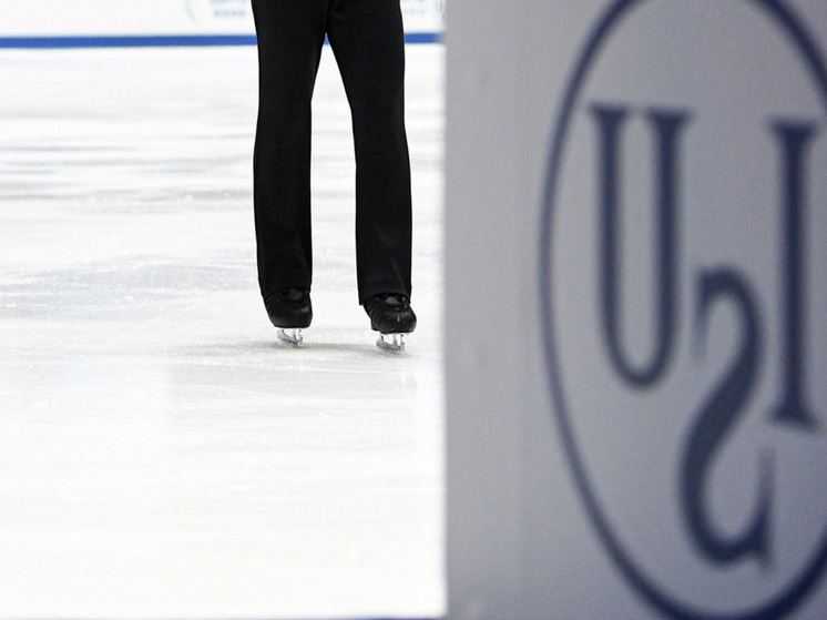 Международный союз конькобежцев (ISU) готовится к масштабной реформе фигурного катания — самой серьёзной за последние десятилетия. По информации РИА Новости, опирающейся на источники, близкие к руководству организации, в ближайшее время может быть кардинально изменена структура соревновательных программ. Если инициативы получат одобрение, зрители увидят не просто обновлённый формат, а принципиально новую философию оценки мастерства фигуристов.