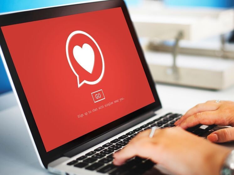 Россиянки, ищущие пару в Сети, жалуются, что шансов у них все меньше: теперь виртуальные знакомцы даже не «ухаживают» за своей визави столь долго, сколько нужно, чтобы она сама прислала откровенную фотку