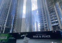 В Дубае, городе солнечном, богатом, больше известном своими роскошными пляжами и небоскребами, чем культурной жизнью, в эти дни выступает Театр имени Вахтангова