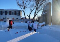 Дети и подростки прибираются после снегопадов на территории мемориалов и памятников, во дворах ветеранов, семей участников СВО, одиноких пожилых людей в Курганской области