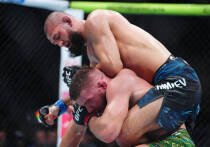 Хамзат Чимаев забрал пояс у Дрикуса Дю Плесси в августе прошлого года. 