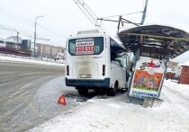 Утром в Йошкар-Оле на Царьградском проспекте маршрутка въехала в остановку.