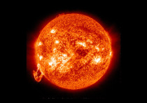 Мощный выброс массы солнечного вещества, связанный с большой вспышкой, вызвал небывалое возмущение межпланетного магнитного поля, достигшего 90 нанотесла (нТл) и очень сильную магнитную бурю на Земле