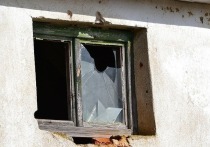 Активисты помогают закрывать тепловой контур поврежденных жилых домов