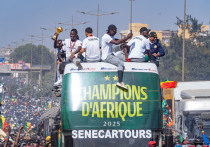 Президент Сенегала Бассиру Диомайе Файе предложил каждому члену футбольной команды страны бонусы в размере более 130 000 долларов, а также участки прибрежной земли после их победы в финале Кубка африканских наций против Марокко в воскресенье.