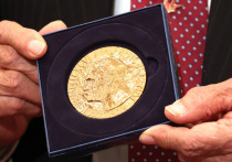 Норвежский нобелевский комитет напомнил о семи редчайших случаях передачи нобелевских медалей другим людям за всю историю премии. Среди прочих был упомянут один из ближайших сподвижников Гитлера Йозеф Геббельс, которому в 1943 году подарил свою медаль нобелевский лауреат, норвежец Кнут Гамсун. 
