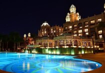 Как только пересекаешь границу Сан-Сити – города в ЮАР в 200 км от крупнейшего мегаполиса страны Йоханнесбурга, прозванного туристами «африканским Лас-Вегасом» - реальный мир исчезает, а вместе с ним и свойственные ему конфликты